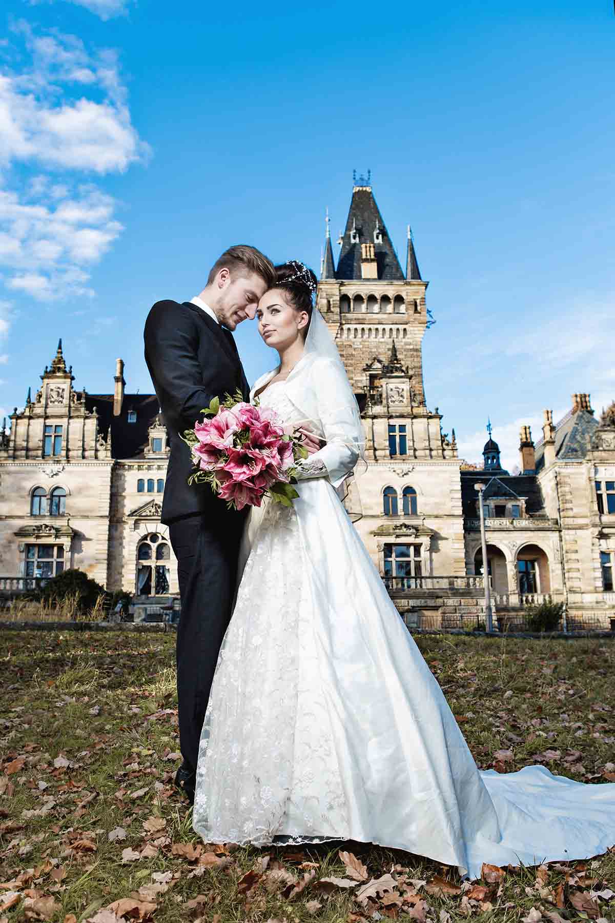 Hochzeit: Hochzeitspaar vor Schloss Hummelshain Südseite - Neues Jagdschloss Hummelshain