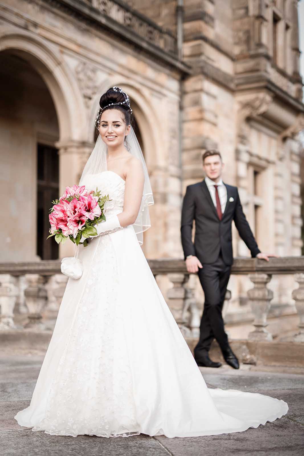 Hochzeit: Hochzeitspaar auf Südterrasse - Neues Jagdschloss Hummelshain
