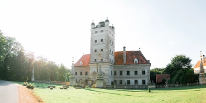 Matrimonio - Raabs an der Thaya - Das Schloss Greillenstein - das Renaissancejuwel im Waldviertel - lädt zu einer Hochzeitsfeier. Trauungen sind im Schlosshof, Park oder der Kapelle möglich. - Schloss Greillenstein