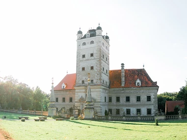 Hochzeitslocation: Das Schloss Greillenstein - das Renaissancejuwel im Waldviertel - lädt zu einer Hochzeitsfeier. Trauungen sind im Schlosshof, Park oder der Kapelle möglich. - Schloss Greillenstein