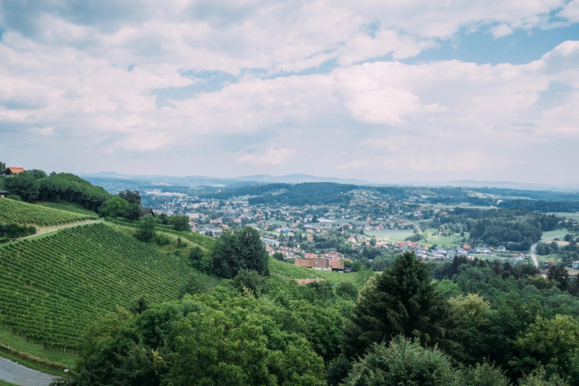 Hochzeitslocation: Diesen Weitblick für das Eheglück könnt ihr von der Burg Deutschlandsberg genießen. - Burg Deutschlandsberg