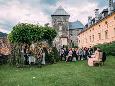 Hochzeitslocation: Die Burg Deutschlandsberg lädt zu einer Hochzeit im Freien. - Burg Deutschlandsberg