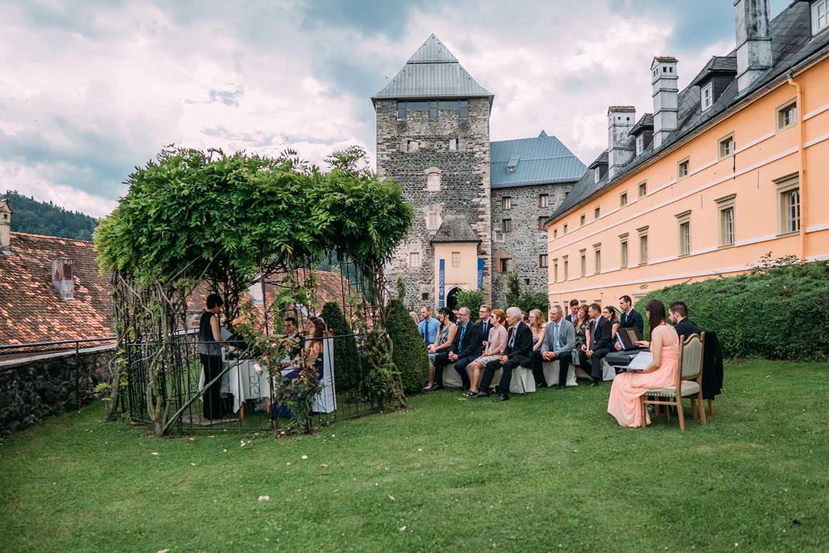 Hochzeitslocation: Die Burg Deutschlandsberg lädt zu einer Hochzeit im Freien. - Burg Deutschlandsberg