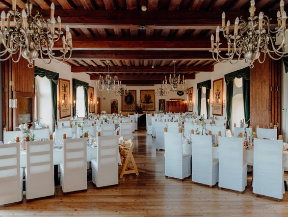 Hochzeitslocation: Der große Rittersaal der Burg Deutschlandsberg mit Hussen. - Burg Deutschlandsberg