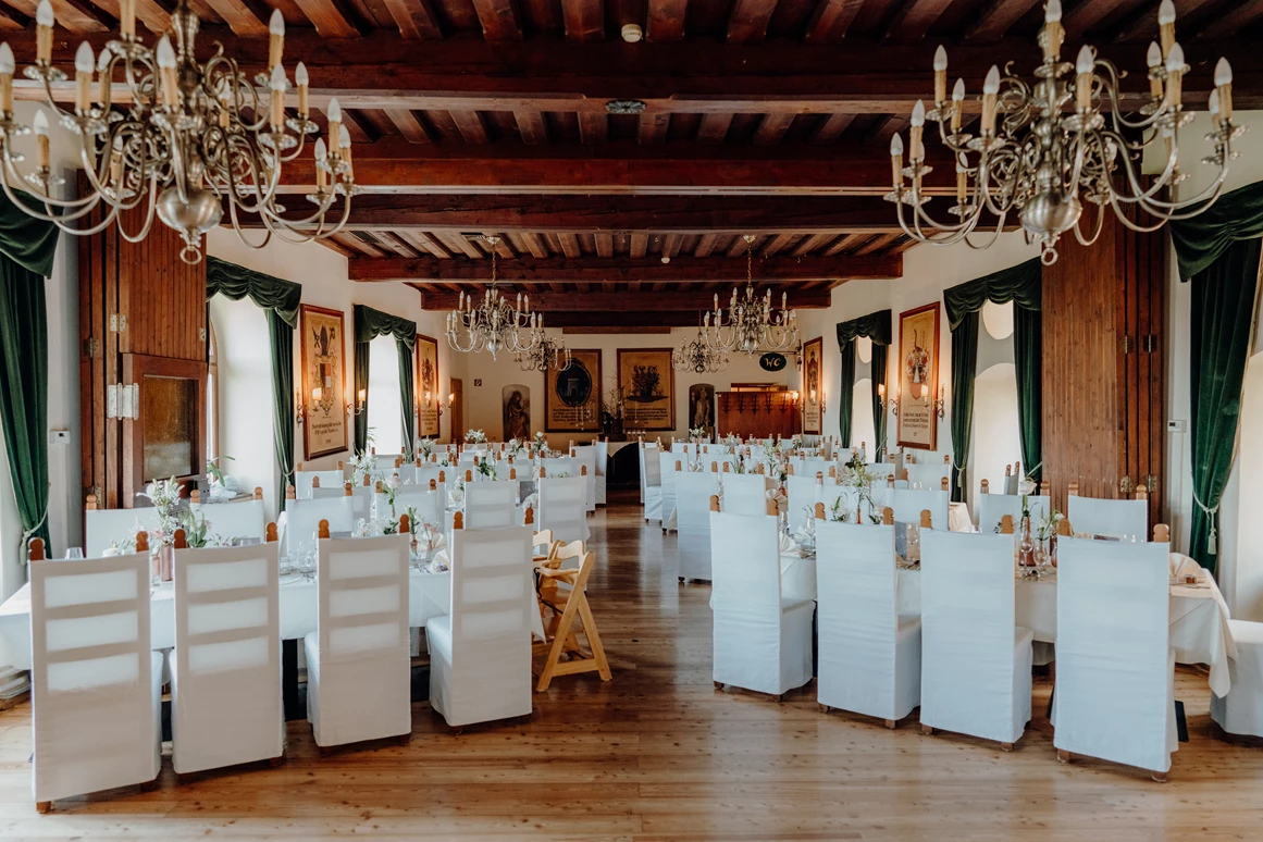 Hochzeitslocation: Der große Rittersaal der Burg Deutschlandsberg mit Hussen. - Burg Deutschlandsberg