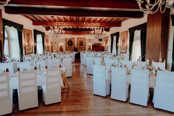 Hochzeit: Der große Rittersaal der Burg Deutschlandsberg mit Hussen. - Burg Deutschlandsberg