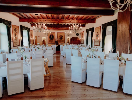Hochzeitslocation: Der große Rittersaal der Burg Deutschlandsberg mit Hussen. - Burg Deutschlandsberg