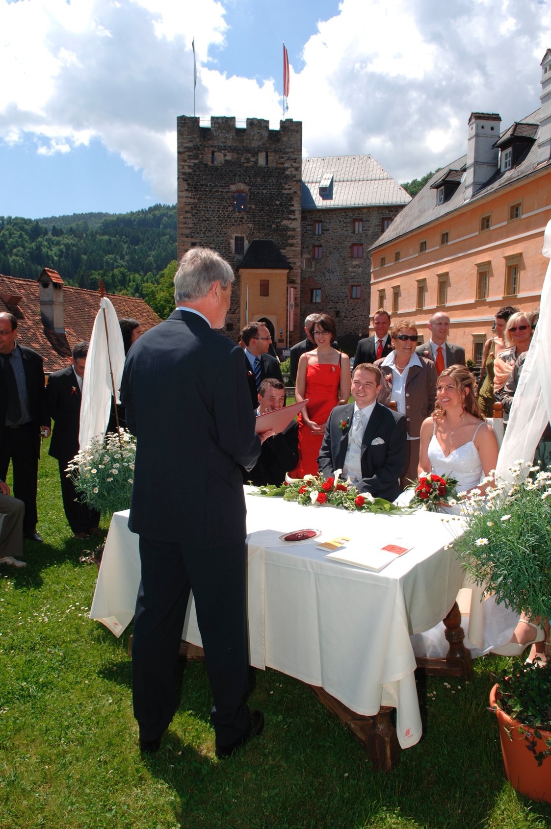 Hochzeit: Trauung auf unserer Burgwiese im Freien. - Burg Deutschlandsberg