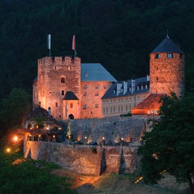 Hochzeit: Die Burg Deutschlandsberg bei Nacht. - Burg Deutschlandsberg