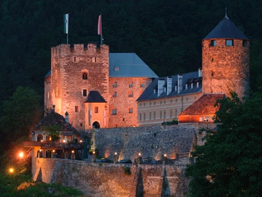 Hochzeitslocation: Die Burg Deutschlandsberg bei Nacht. - Burg Deutschlandsberg
