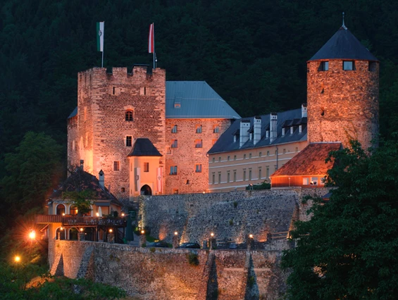 Hochzeitslocation: Die Burg Deutschlandsberg bei Nacht. - Burg Deutschlandsberg