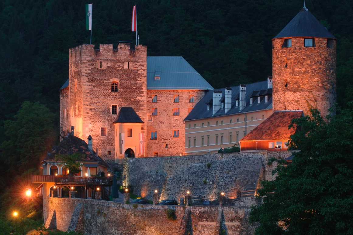 Hochzeitslocation: Die Burg Deutschlandsberg bei Nacht. - Burg Deutschlandsberg
