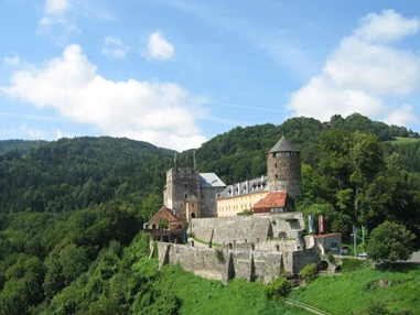 Hochzeitslocation: Außenansicht der Burg Deutschlandsberg. - Burg Deutschlandsberg