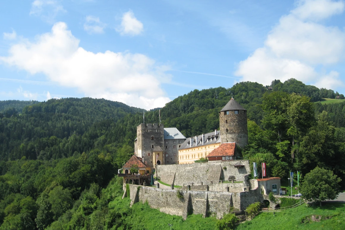 Hochzeitslocation: Außenansicht der Burg Deutschlandsberg. - Burg Deutschlandsberg