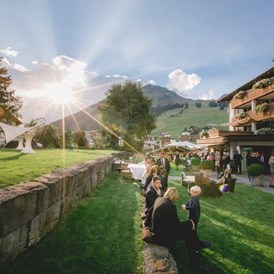 Hochzeit: Hochzeit im Garten - Sonnenuntergang - Der Berghof in Lech