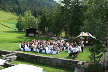 Hochzeit: Trauung im Berghof-Garten - Der Berghof in Lech