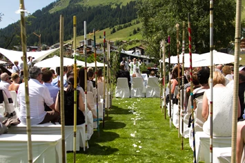 Hochzeit: Trauung im Garten - Der Berghof in Lech