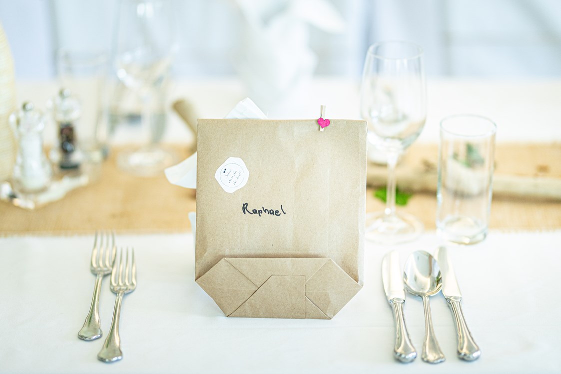 Hochzeit: Die stylisch, modern gedeckte Hochzeitstafel im Restaurant Birkenhof in Gols. - Birkenhof Restaurant & Landhotel ****