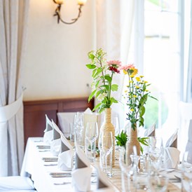 Hochzeit: Die stylisch, modern gedeckte Hochzeitstafel im Restaurant Birkenhof in Gols. - Birkenhof Restaurant & Landhotel ****
