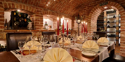 Hochzeit - Geeignet für: Geburtstagsfeier - Bezirk Spittal an der Drau - Unser romantischer Weinkeller mit handgeschlagenen Ziegeln und angeschlossener Vinothek eignet sich perfekt, um im kleinen Freundeskreis ein spezielles Weinkellermenü mit Weindegustation zu genießen (max. 8 Sitzplätze) - Thermenwelt Hotel Pulverer