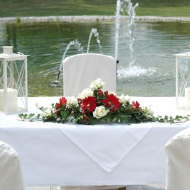 Hochzeit: Eine Trauung unter freiem Himmel und am Teich im Grandhotel Niederösterreichischer Hof in Lanzenkirchen. - Grandhotel Niederösterreichischer Hof