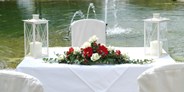 Hochzeit - Umgebung: am Fluss - Eine Trauung unter freiem Himmel und am Teich im Grandhotel Niederösterreichischer Hof in Lanzenkirchen. - Grandhotel Niederösterreichischer Hof