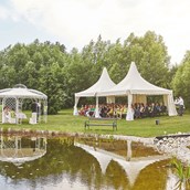 Hochzeitslocation: Eure Gartenhochzeit vor unserem romantischen Teich. - Grandhotel Niederösterreichischer Hof
