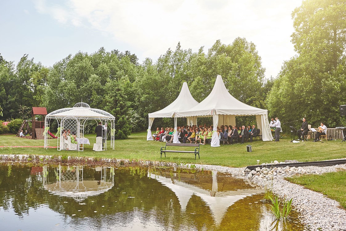 Hochzeit: Eure Gartenhochzeit vor unserem romantischen Teich. - Grandhotel Niederösterreichischer Hof