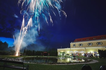 Hochzeit: Ein nächtliches Feuerwerk für das glückliche Brautpaar im Grandhotel Niederösterreichischer Hof. - Grandhotel Niederösterreichischer Hof