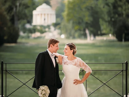 Wedding - Bad Sauerbrunn - Der Schlossgarten bietet zahlreiche tolle Motive wie hier mit dem Leopoldinentempel im Hintergrund. - Schloss Esterházy