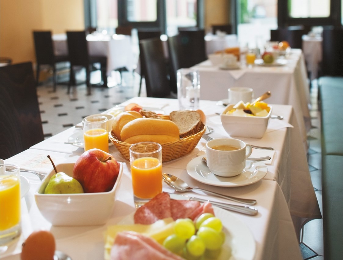 Hochzeit: Das reichhaltige und vielfältige Frühstücksbuffet verwöhnt jeden Gaumen mit regionalen Köstlichkeiten und Schmankerln. - Hotel Sporer****