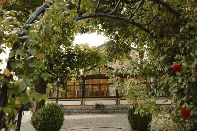 Wedding - Engelhartszell -     Hochzeit im Gastgarten mit natürlicher Kulisse und besonderem Charme. - Waldschloss Hotel-Restaurant