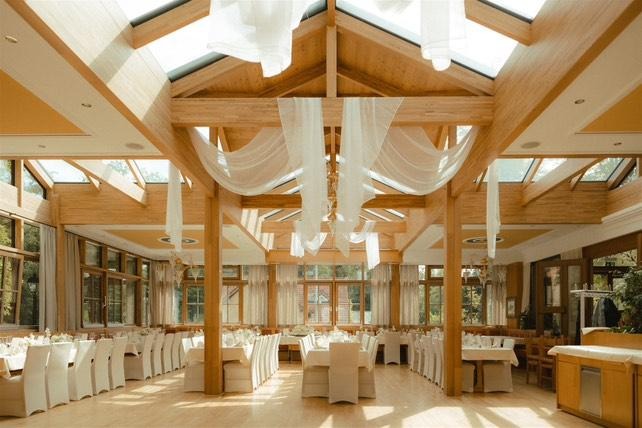 Wedding - Engelhartszell -     Elegante Hochzeit im Wintergarten mit stilvollem Ambiente und viel Tageslicht. - Waldschloss Hotel-Restaurant