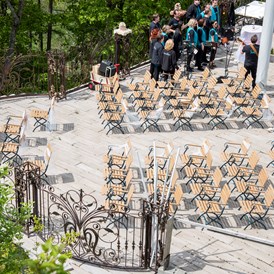 Hochzeit: Enziana-Terrasse, vorbereitet für eine standesamtliche Trauung - Burg Plankenstein