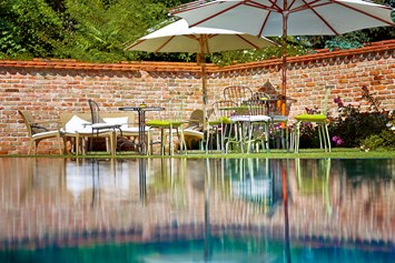 Hochzeit: Am nächsten Morgen am Pool relaxen - Hotel Landhaus Moserhof****
