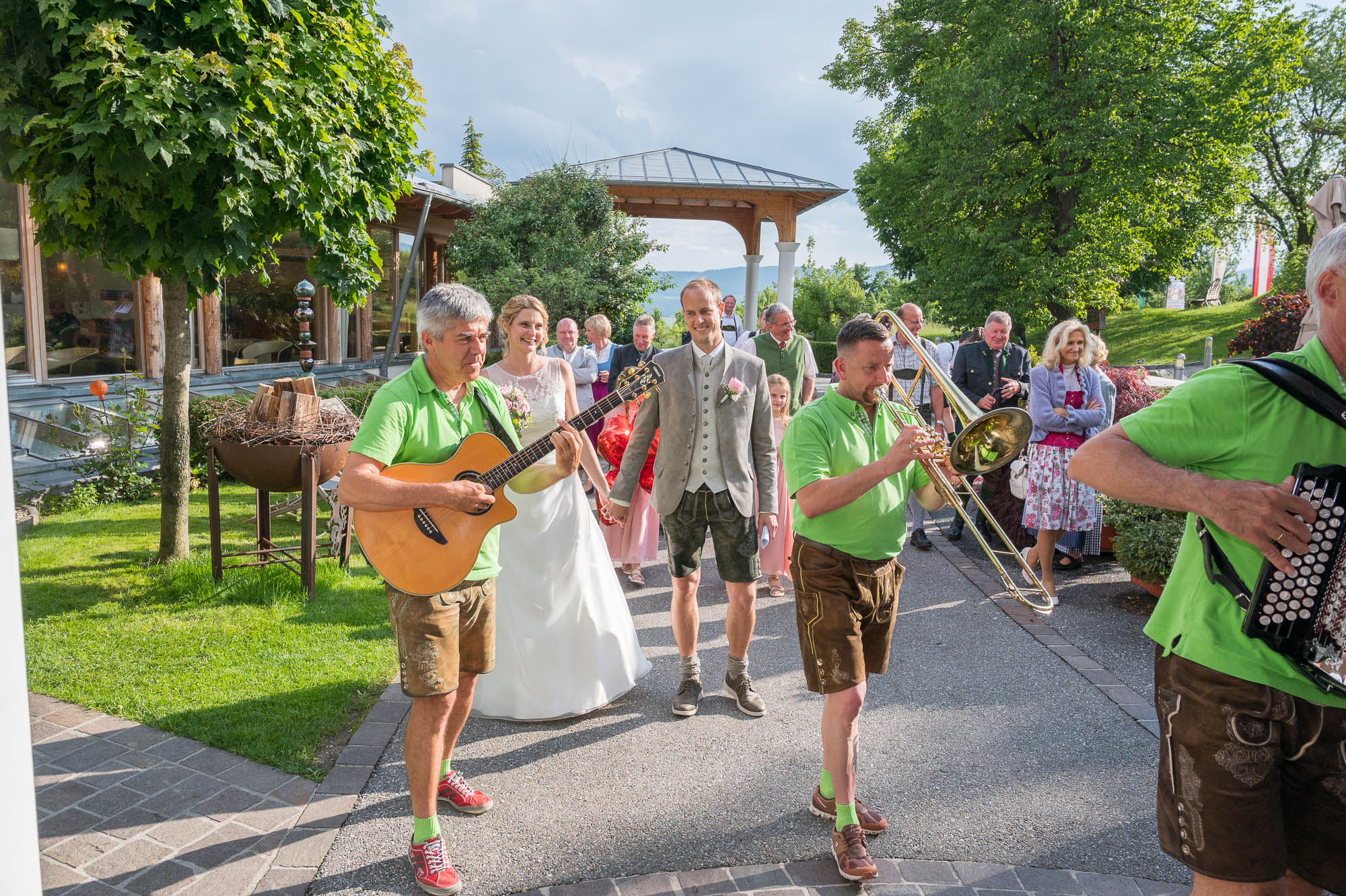 Hochzeitslocation: Empfang auf der Terrasse vor dem Hotel - Retter Bio-Natur-Resort****s