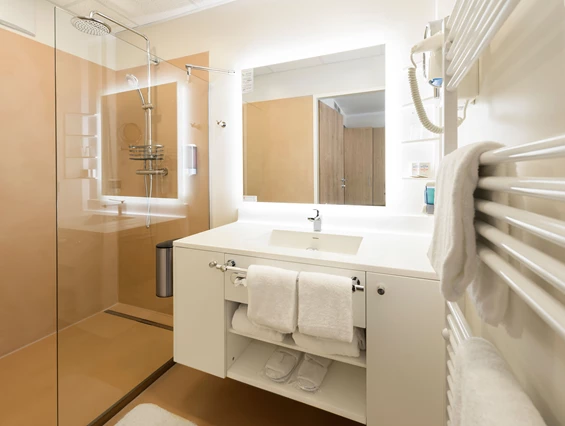 Hochzeitslocation: First Class Doppelzimmer, Badezimmer - NOVAPARK Flugzeughotel Graz