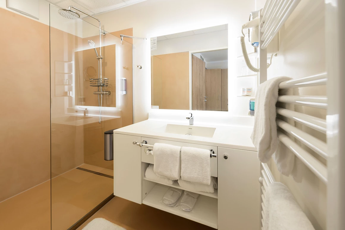 Hochzeitslocation: First Class Doppelzimmer, Badezimmer - NOVAPARK Flugzeughotel Graz