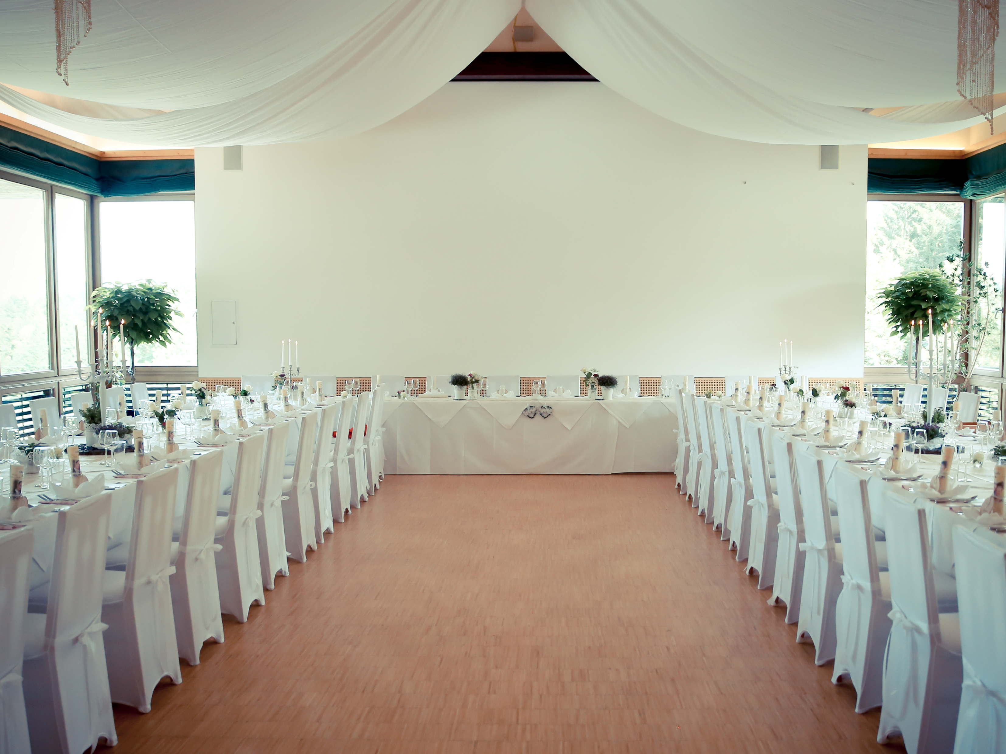 Hochzeit - PLZ 9062 (Österreich) - Hochzeitsfeier mit U-Form im Raum Senza Confini, Naturel Hoteldorf SCHÖNLEITN, je nach Tischstellung bis zu 140 Personen - Naturel Hotels & Resorts, Dorf SCHÖNLEITN & Dorf SEELEITN