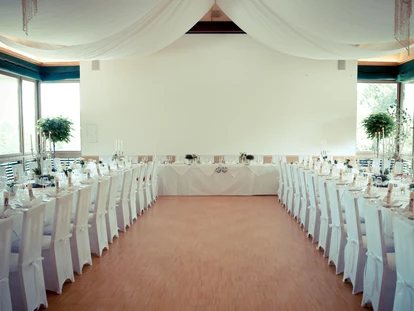 Hochzeit - Bezirk Villach - Hochzeitsfeier mit U-Form im Raum Senza Confini, Naturel Hoteldorf SCHÖNLEITN, je nach Tischstellung bis zu 140 Personen - Naturel Hotels & Resorts, Dorf SCHÖNLEITN & Dorf SEELEITN