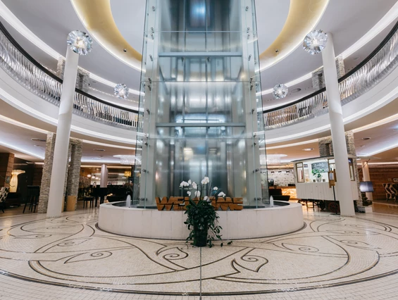 Hochzeit: Lobby - The Alpine Palace