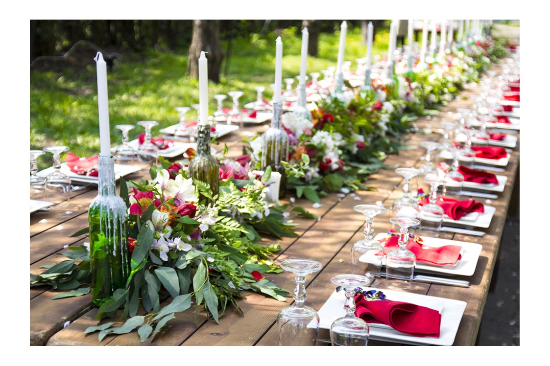 Hochzeit: Die MQ Ranch hat traumhafte Wiesen und Rasenflächen auf denen lange ,weiße Tafeln gestellt werden können. - Märkische Quarterhorse Ranch GmbH