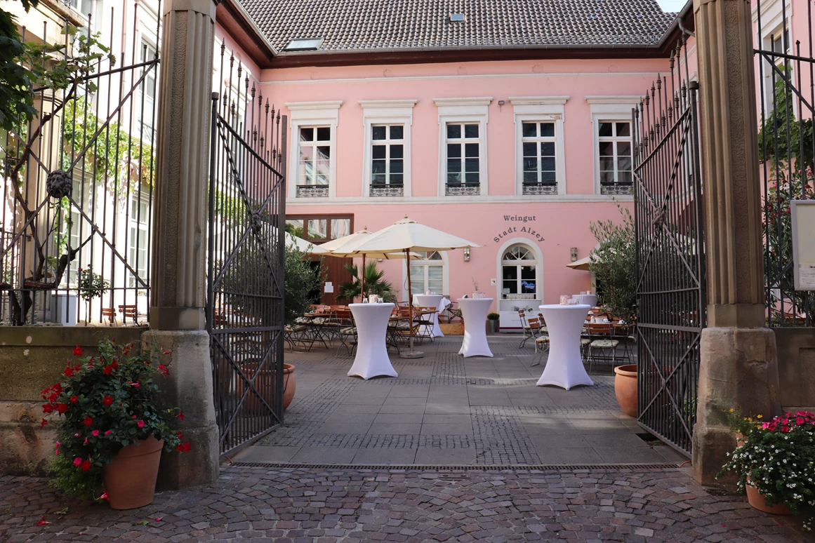 Hochzeit: Der Innenhof der Hochzeitslocation "Weingut der Stadt Alzey". - Weingut der Stadt Alzey