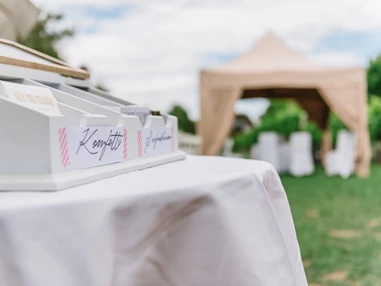 Hochzeit: Heiraten im Weingut Zimmermann in Klosterneuburg.
Foto © belleandsass.com - Weingut Zimmermann