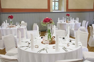 Hochzeit: Festlich dekorierte Tische - Reithaus auf Schloss Heidecksburg