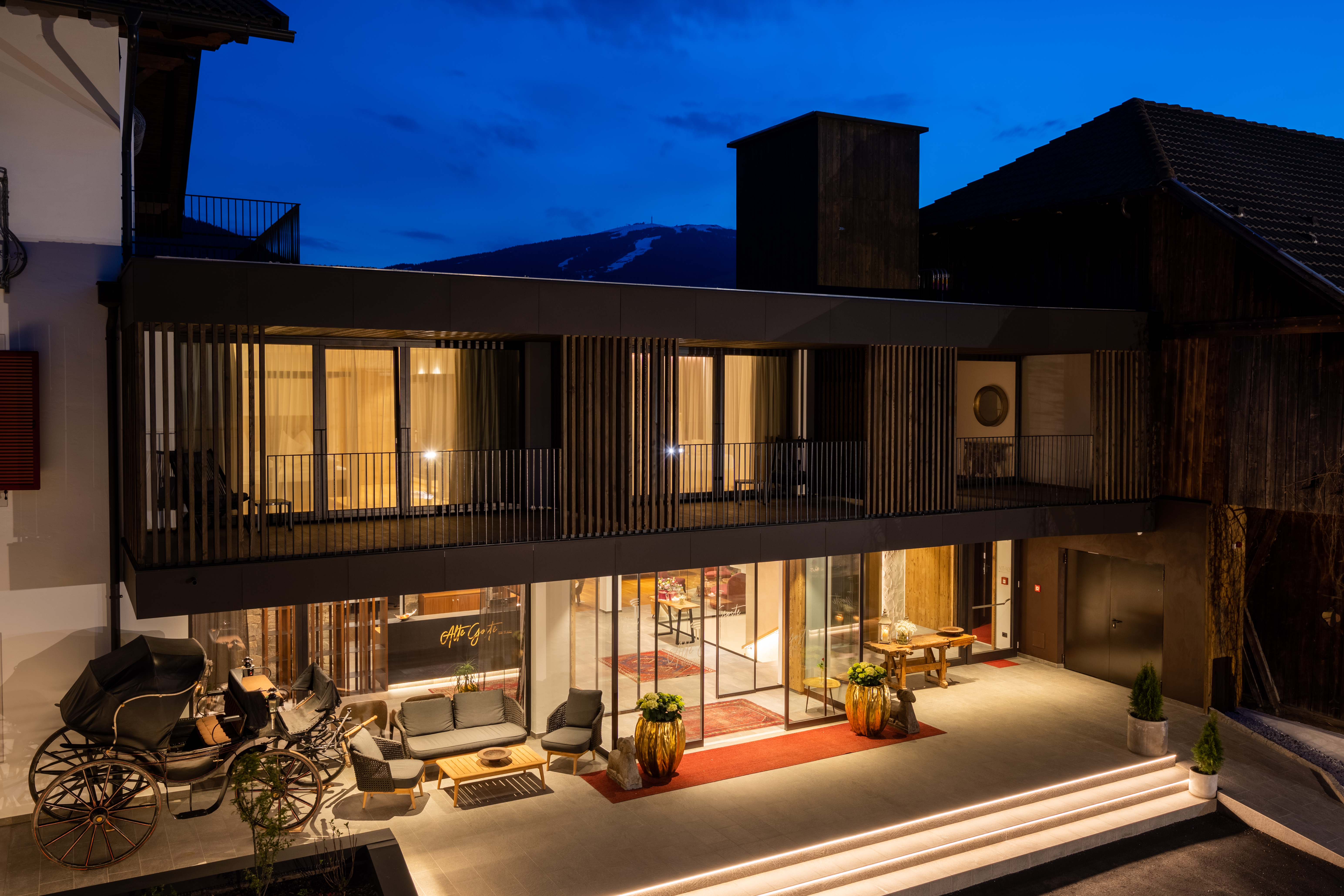 Hochzeitslocation: Hoteleingang mit Stadl - Stadl/Hotel/Restaurant Alte Goste