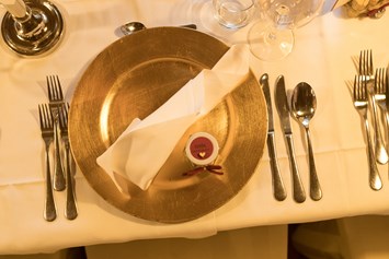 Hochzeit: gedeckter Tisch - Stadl/Hotel/Restaurant Alte Goste