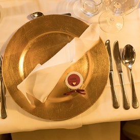 Hochzeit: gedeckter Tisch - Stadl/Hotel/Restaurant Alte Goste