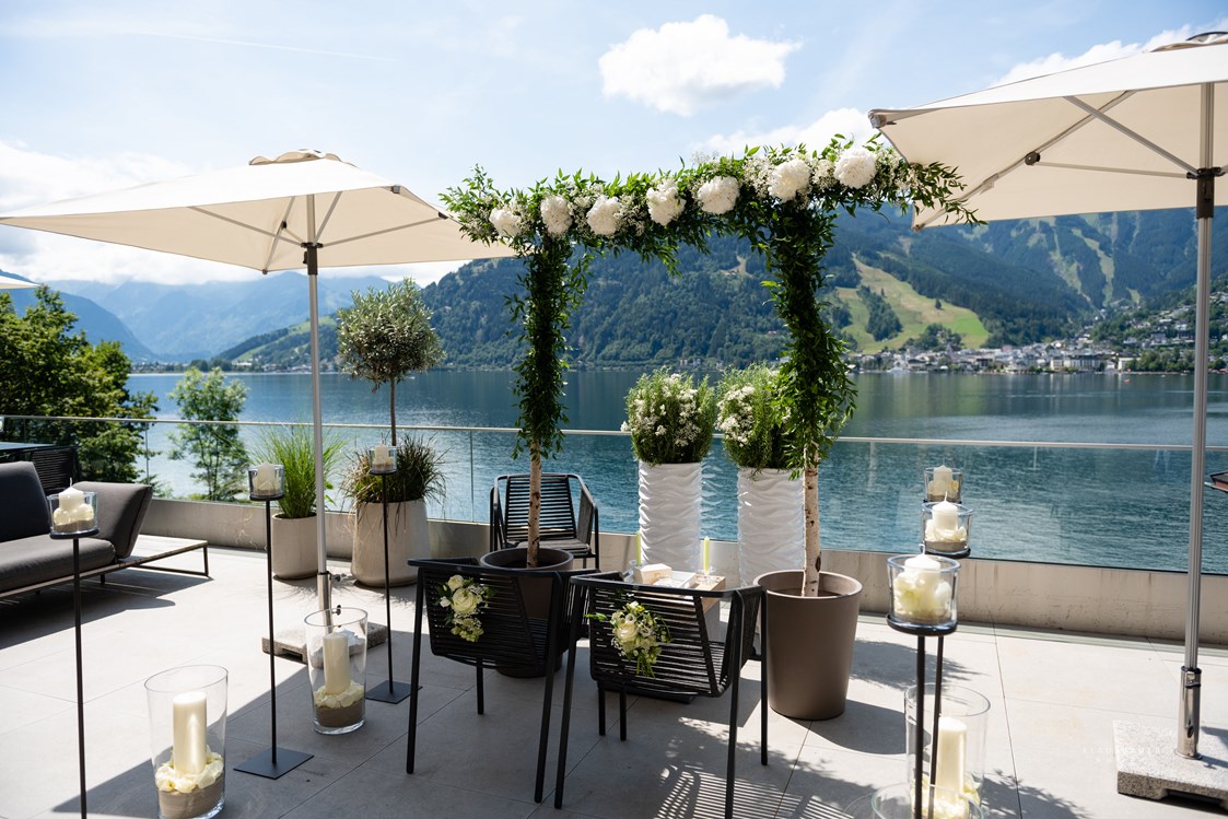 Hochzeit: Für eine Trauung am Zeller See bietet das Seehotel Bellevue eine herrliche Terrasse direkt am See. - Seehotel Bellevue****s