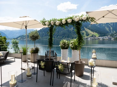 Hochzeitslocation: Für eine Trauung am Zeller See bietet das Seehotel Bellevue eine herrliche Terrasse direkt am See. - Seehotel Bellevue****s